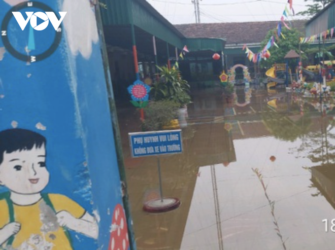 Hàng trăm học sinh buộc phải nghỉ học vì trường ngập nước dù trời nắng chang chang - Ảnh 1.