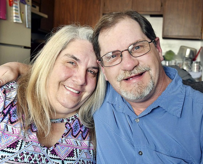Bất ngờ cặp anh em sinh đôi sống cạnh nhau 50 năm mà không hề hay biết - Ảnh 1.
