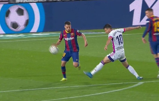 Messi lập kỷ lục, trọng tài bị nghi tiếp tay Barcelona hạ Valladolid - Ảnh 3.