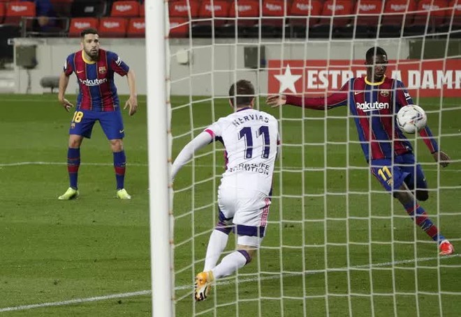 Messi lập kỷ lục, trọng tài bị nghi tiếp tay Barcelona hạ Valladolid - Ảnh 7.