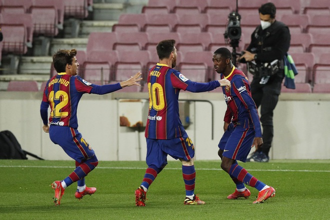 Messi lập kỷ lục, trọng tài bị nghi tiếp tay Barcelona hạ Valladolid - Ảnh 8.