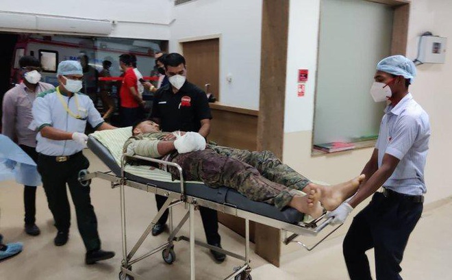 Một binh sĩ Ấn Độ được đưa đi cấp cứu sau khi bị phiến quân phục kích. Ảnh: AP