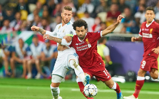 Sergio Ramos và Mo Salah trong trận chung kết năm 2018