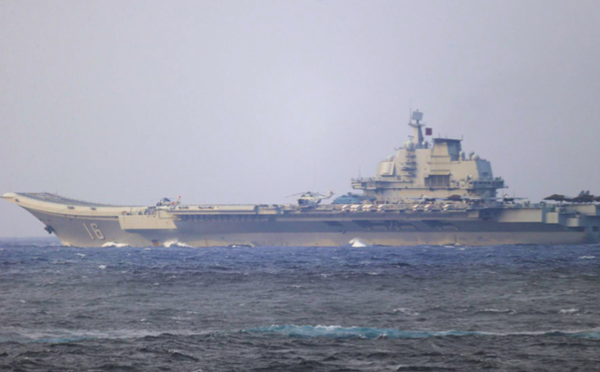 Tàu sân bay Liêu Ninh đi qua eo biển Miyako cuối tuần qua (Ảnh: BQP Nhật Bản).