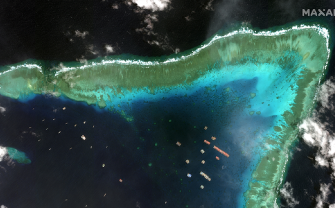 Ảnh vệ tinh cho thấy tàu Trung Quốc neo đậu phi pháp ở Đá Ba Đầu thuộc cụm đảo Sinh Tồn ở quần đảo Trường Sa, thuộc chủ quyền của Việt Nam. Ảnh Maxa Technologies