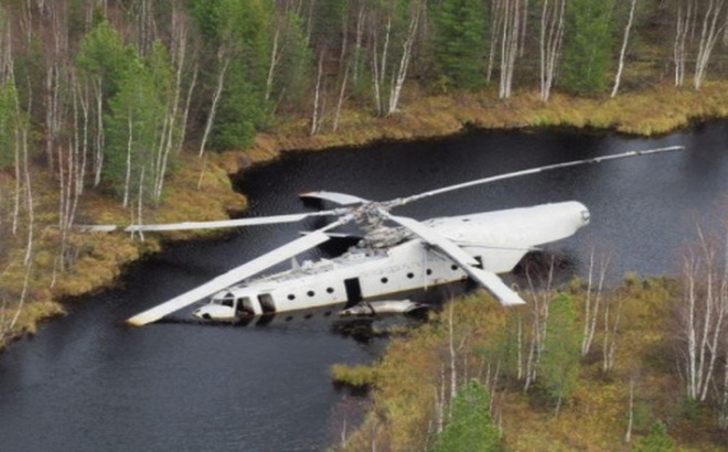 Phi hành đoàn gồm 5 người hạ cánh xuống khu vực đầm lầy cách thành phố Tarko-Sale 60km. Nguồn: RBTH