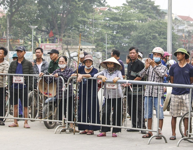 Sáng nay, hố tử thần ở Hà Nội đã lan rộng ra 50m2, đổ đất cát vào như muối bỏ biển - Ảnh 4.