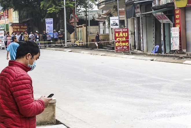 Sáng nay, hố tử thần ở Hà Nội đã lan rộng ra 50m2, đổ đất cát vào như muối bỏ biển - Ảnh 5.