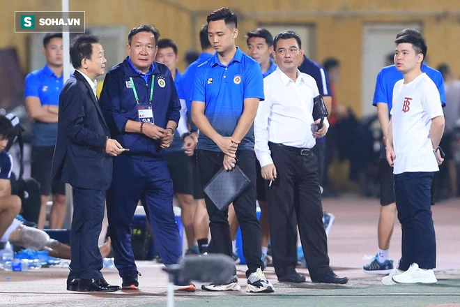 Bầu Hiển không vui, tìm gặp riêng HLV mới sau trận thua của Hà Nội FC - Ảnh 1. Bầu Hiển không vui, tìm gặp riêng HLV mới sau trận thua của Hà Nội FC - Ảnh 1.