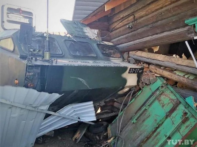  Xe chở hệ thống tên lửa đạn đạo Tochka-U của Belarus mất lái, lao vào nhà dân  - Ảnh 2.