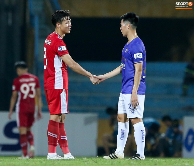 Quế Ngọc Hải an ủi Đình Trọng khi Viettel lần đầu khiến Hà Nội FC ôm hận - Ảnh 1.