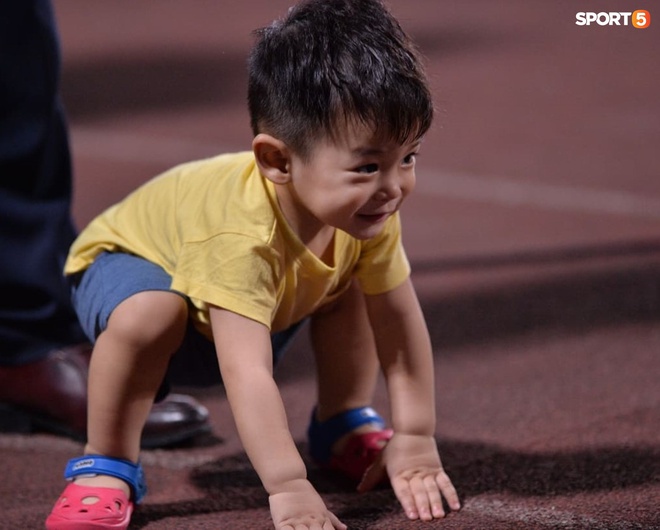 Hùng Dũng ngồi xe lăn đến cổ vũ Hà Nội FC, con trai siêu đáng yêu chiếm trọn spotlight - Ảnh 5.