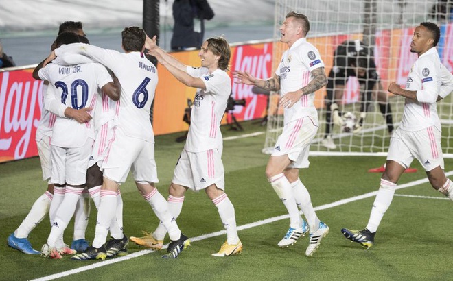 Modric (giữa) ăn mừng bàn thắng cùng đồng đội