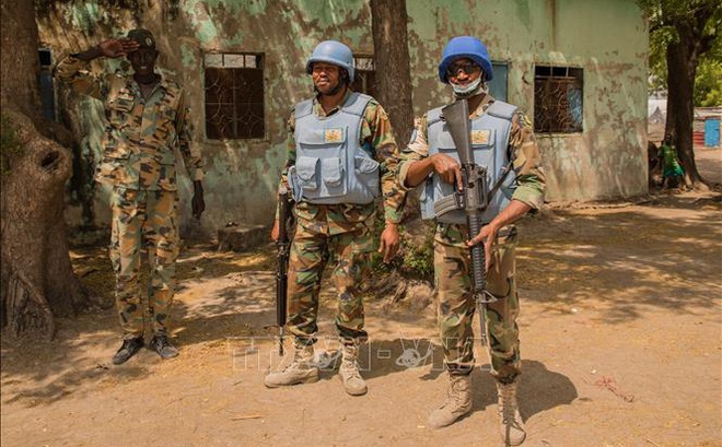 Lực lượng Phái bộ gìn giữ hoà bình Liên hợp quốc tại Nam Sudan (UNMISS) tuần tra tại Leer, Nam Sudan. Ảnh: AFP/TTXVN