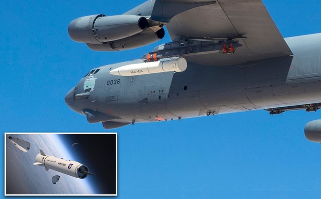 Máy bay ném bom B-52H mang theo tên lửa siêu vượt âm AGM-183A. Ảnh: Daily Mail