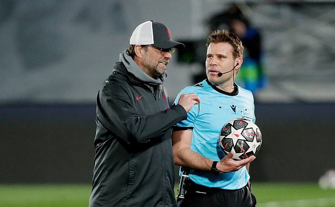 Klopp phàn nàn với trọng tài Brych sau khi trận đấu kết thúc