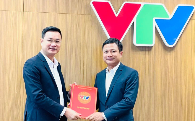 Tổng giám đốc VTV Lê Ngọc Quang trao quyết định bổ nhiệm ông Đỗ Đức Hoàng (phải) làm Trưởng ban Thời sự.