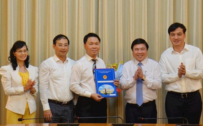 Ông Trần Hoàng Quân (thứ 3 từ trái sang) nhận quyết định bổ nhiệm giữ chức vụ giám đốc Sở Xây dựng TPHCM