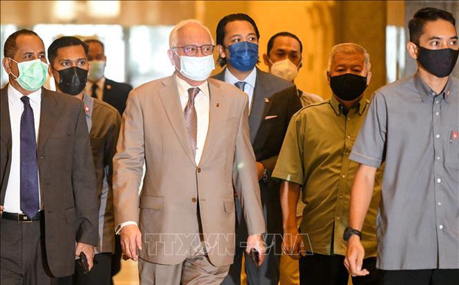Cựu Thủ tướng Malaysia Najib Razak (giữa) tới tòa án ở Putrajaya, Malaysia, ngày 5/4/2021. Ảnh: AFP/TTXVN