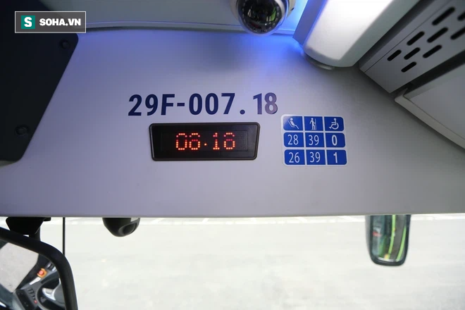 Xe buýt điện VinBus chính thức lăn bánh:  Người dân hào hứng đi thử - Ảnh 6.