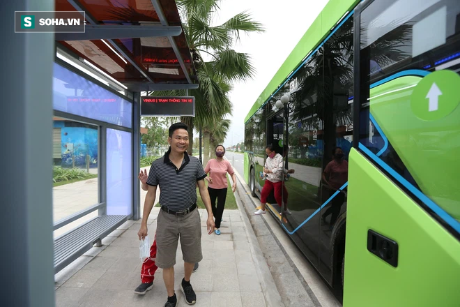 Xe buýt điện VinBus chính thức lăn bánh:  Người dân hào hứng đi thử - Ảnh 17.