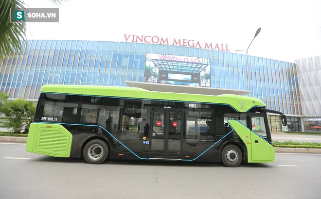 Xe buýt điện VinBus chính thức lăn bánh:  Người dân hào hứng đi thử