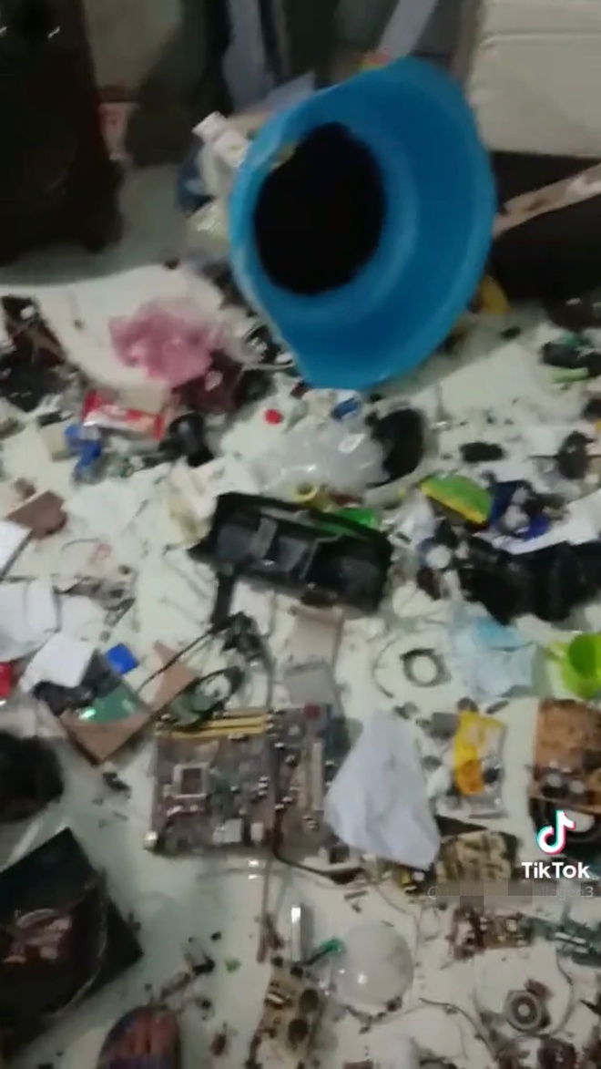 Thanh niên nợ tiền phòng bỏ trốn, chủ nhà phá khoá vào và đứng hình với cảnh tượng bên trong - Ảnh 3. Thanh niên nợ tiền phòng bỏ trốn, chủ nhà phá khoá vào và đứng hình với cảnh tượng bên trong - Ảnh 3.