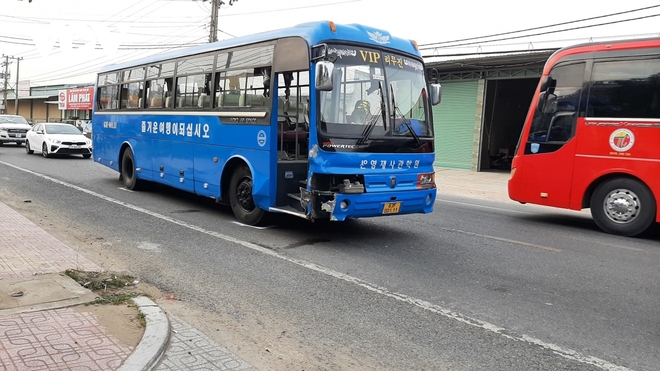 Ô tô chở công nhân và xe máy va chạm tại Tiền Giang, 1 người nguy kịch - Ảnh 1.