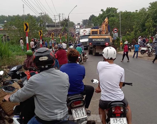 Qua cầu hẹp không nhường đường, hai ô tô tông nhau nát đầu - Ảnh 4.