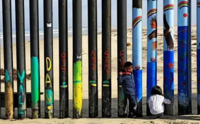 Hàng rào biên giới Mỹ- Mexico có thể là điểm lý tưởng cho các trẻ em vào Mỹ không đi theo cha mẹ. Ảnh: Washington Times