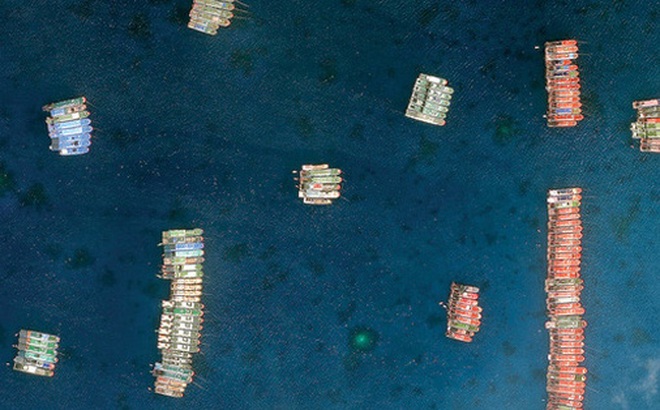 Một góc đội hình tàu Trung Quốc đang "tránh bão" ở gần đá Ba Đầu, ảnh chụp qua vệ tinh ngày 21-3. Ảnh: Maxar Technologies