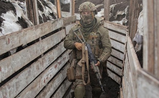 Một binh sĩ Ukraine di chuyển dưới hào công sự gần khu vực do phe ly khai miền Đông kiểm soát. Ảnh: Reuters