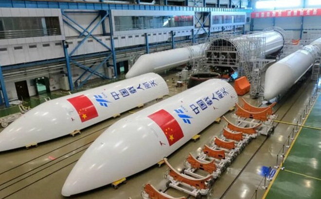 Các thành phần tên lửa Long March 5B (Y2) tại một cơ sở ở TP Thiên Tân. Ảnh: CMSA