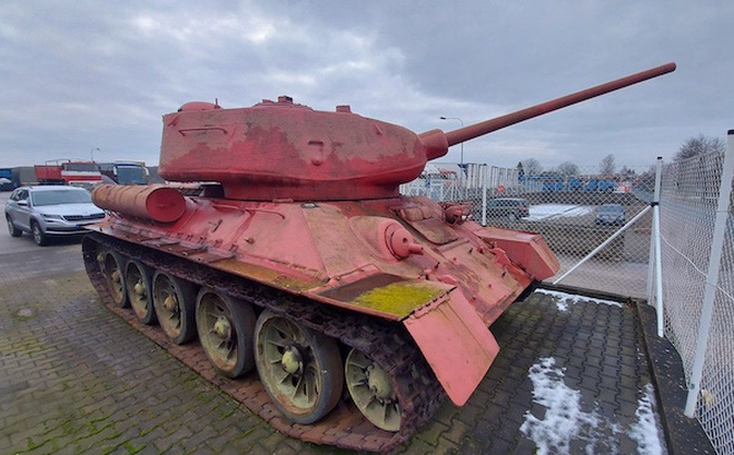 CH Czech: Người đàn ông mang xe tăng T-34, pháo tự hành đến gặp cảnh