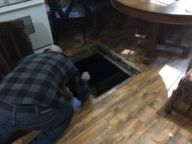 Căn hầm dưới phòng ăn nhiều năm đóng im ỉm, khi mở ra cảnh tượng bên trong khiến chủ nhà xanh mặt - Ảnh 4.