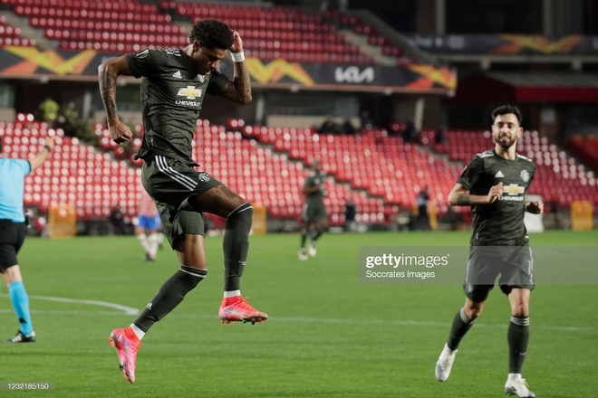 Man United thổi bay địch thủ ngổ ngáo; Arsenal trả giá đắt vì sai lầm phút bù giờ - Ảnh 1. Man United thổi bay địch thủ ngổ ngáo; Arsenal trả giá đắt vì sai lầm phút bù giờ - Ảnh 1.
