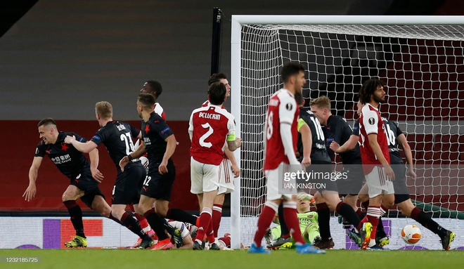 Man United thổi bay địch thủ ngổ ngáo; Arsenal trả giá đắt vì sai lầm phút bù giờ - Ảnh 4. Man United thổi bay địch thủ ngổ ngáo; Arsenal trả giá đắt vì sai lầm phút bù giờ - Ảnh 4.