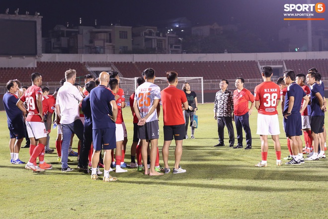 HLV Mano Polking lý giải về lý do các ngoại binh giành quyền sút penalty với Lee Nguyễn - Ảnh 2.