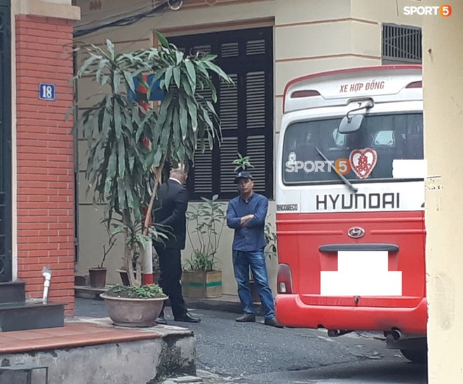 Lễ ăn hỏi Xuân Trường - Nhuệ Giang: Rạp cuối ngõ trang trí màu trắng chủ đạo, có bảo vệ nghiêm ngặt phía ngoài - Ảnh 1.