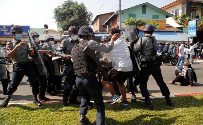 Lực lượng an ninh bắt giữ người biểu tình ở Myanmar. Ảnh: Reuters