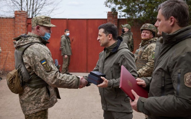 Tổng thống Ukraine Volodymyr Zelenskiy tới thăm một đơn vị quân đội đóng ở Donbass. Ảnh: Reuters
