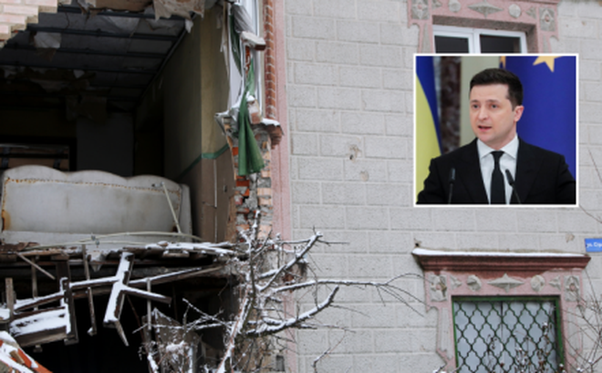 Một ngôi nhà trên đường Stratonautov trong làng Veseloye, Donetsk bị phá hủy. Ảnh: RIA