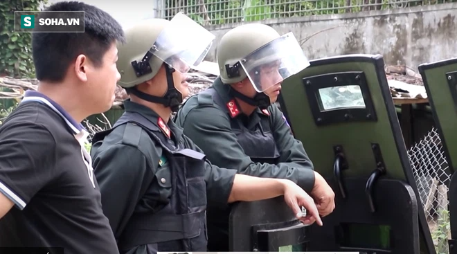 Đại tá công an kể lại nhiều giờ cân não trong căn biệt thự, thuyết phục hung thủ buông súng trong vụ 2 người  bị bắn chết - Ảnh 5.