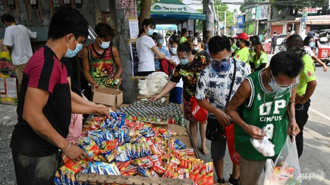 Quốc gia Đông Nam Á gồng mình chống COVID-19: Người dân xếp hàng từ 5h sáng để lấy thực phẩm miễn phí - Ảnh 1. Quốc gia Đông Nam Á gồng mình chống COVID-19: Người dân xếp hàng từ 5h sáng để lấy thực phẩm miễn phí - Ảnh 1.