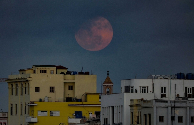 Chiêm ngưỡng chùm ảnh siêu trăng hồng tuyệt đẹp ở khắp nơi trên thế giới - Ảnh 1.