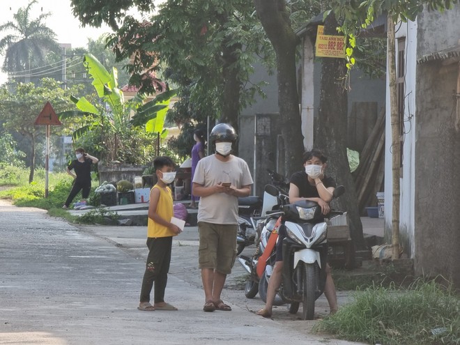 Cận cảnh lấy mẫu xét nghiệm cho người dân thôn Hoàng Xá bị phong tỏa - Ảnh 11.