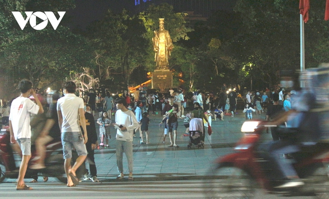 Phố đi bộ vẫn đông nghẹt người, phớt lờ quy định đeo khẩu trang nơi công cộng - Ảnh 8.