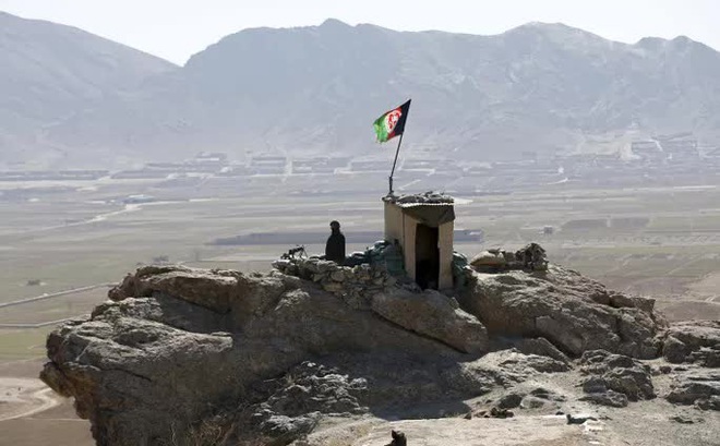 Một binh sĩ Afghanistan đang đứng gác tại chốt ở tỉnh Logar. Ảnh: Reuters