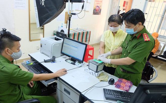 Công an quận 1 tiếp nhận, xử lý hồ sơ đề nghị cấp CCCD của người dân tại địa chỉ 82A Nguyễn Thái Học. Ảnh: THU HƯỜNG