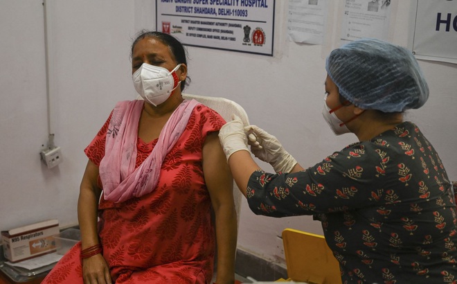 Nhân viên y tế tiêm vaccine ngừa COVID-19 cho người dân tại New Delhi, Ấn Độ, ngày 29/4/2021. Ảnh: AFP/TTXVN